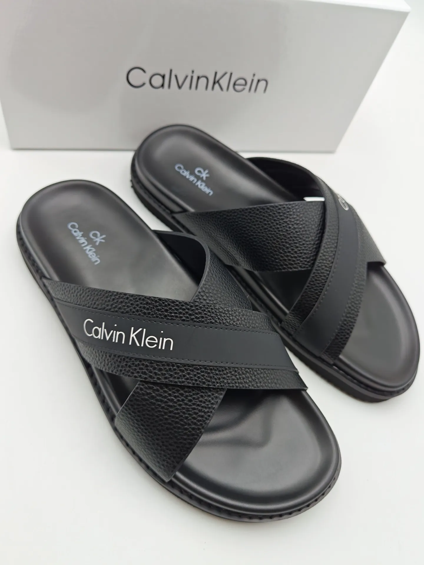 Men's shoes 💰300 Calvin Klein CK men's slippers, the upper of this slipper is made of imported cowhide, and the sole is also imported new EVA material. The foamed ultra-light outsole is more non-slip, three-dimensional and skin-friendly. Available from stock, long-term availability, Size: 38-46 yards.
